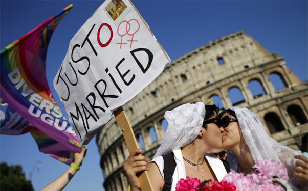 Daha bir ölkədə eynicinslilərin evlənməsinə icazə verildi