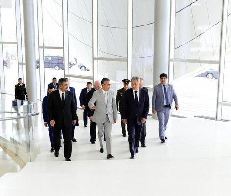 Rusiyanın müdafiə naziri Heydər Əliyev Mərkəzində olub