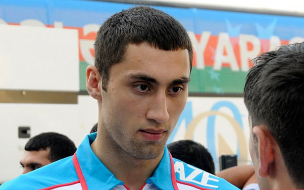 “Niyə axmaq-axmaq yazırsız?”