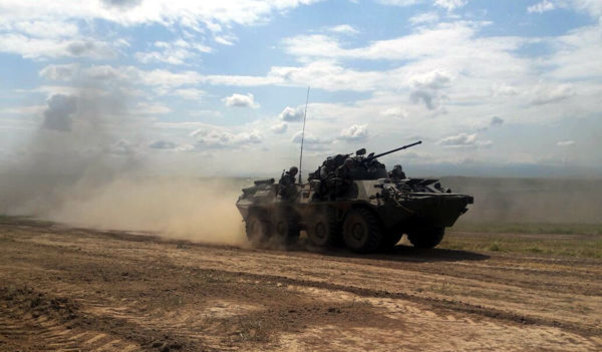 Cəbhədə zirehli texnikaların döyüş hazırlığı təlimi keçirilib