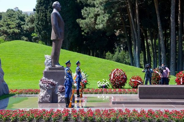 Azərbaycan ümummilli lider Heydər Əliyevin 93 illiyini qeyd edir