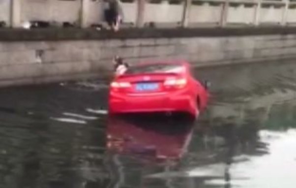 Pedalların yerini səhv saldı