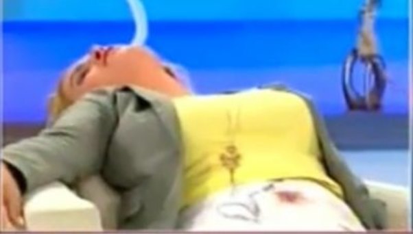 Aparıcının canlı yayımda ürəyi getdi