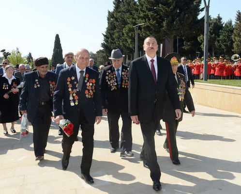 İlham Əliyev veteranlarla görüşdü