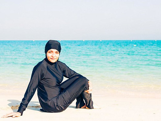 Çimərlikdə hicablı qadına görə dava: