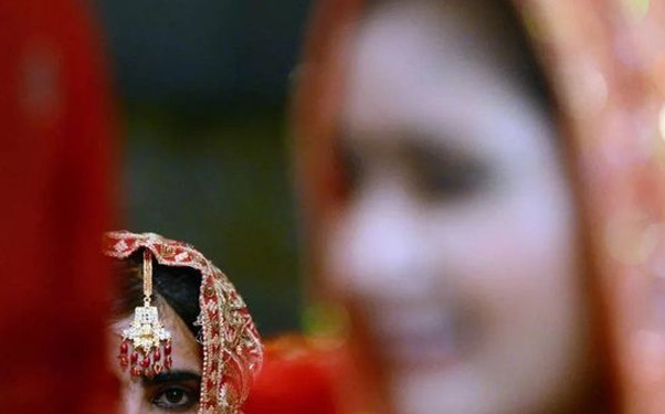 Pakistanda 16 yaşlı qızı rəfiqəsinə kömək etdiyi üçün öldürüb yandırdılar