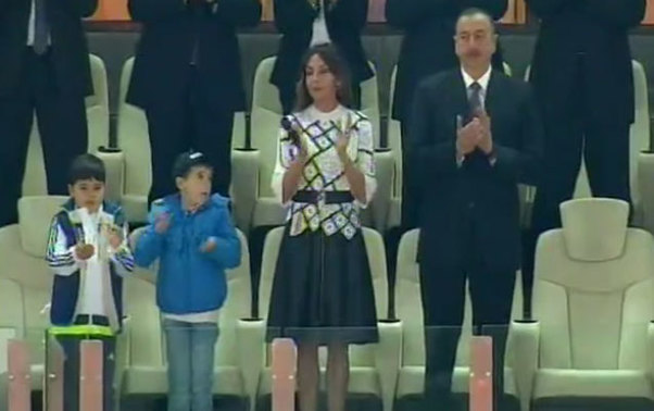 İlham Əliyev nəvələri ilə millinin oyununda