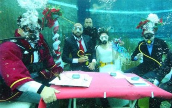 Suyun altında evləndilər