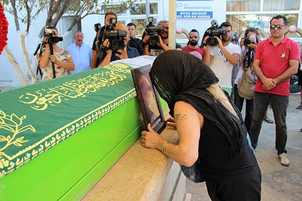 Türkiyəli müğənni dəfn edildi - FOTOLAR