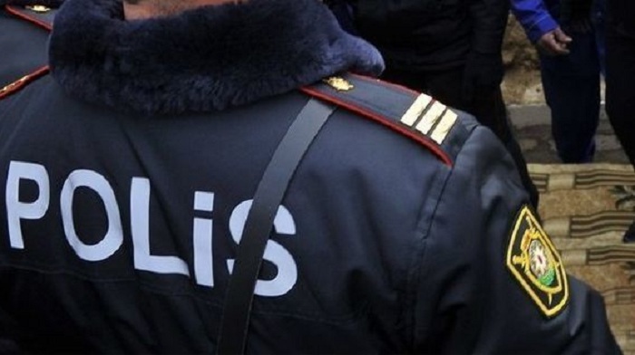 Azərbaycanda polisləri döydülər