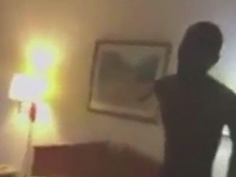 Sevgilisini oteldə başqa oğlanla tutdu – VİDEO