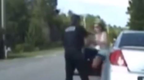 Qadın sürücü polisi sürüdü – VİDEO