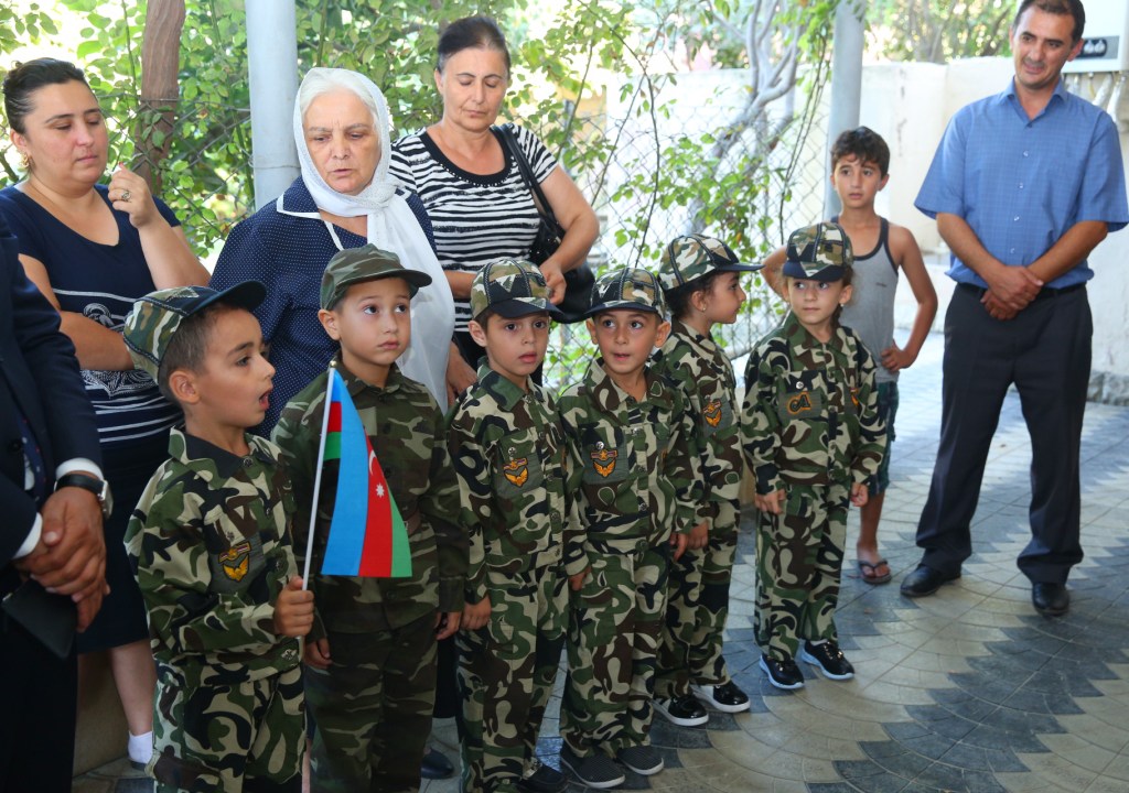 Binəqədinin balaca fidanları Şəhid anasını doğum günü münasibətilə təbrik etdilər