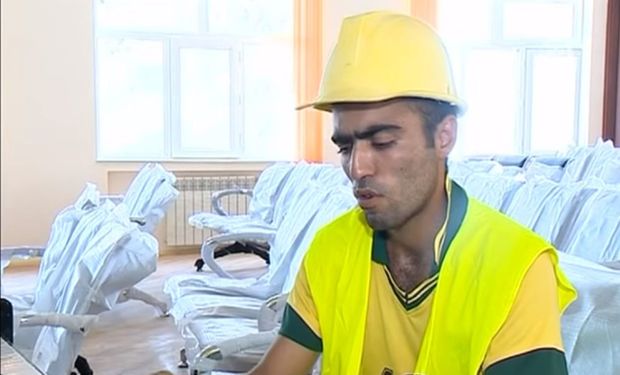 Türkiyəli iş adamı sabirabadlı fəhləyə piano hədiyyə etdi – VİDEO