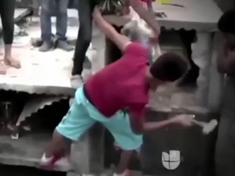 Yuxusuna girən sevgilisinin məzarını açdıran oğlan şoka düşdü – VİDEO