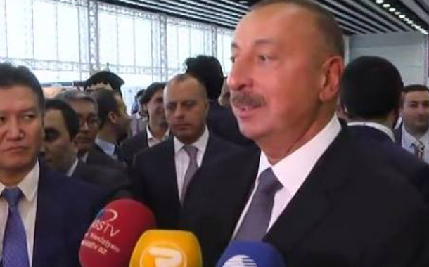 İlham Əliyev jurnalistlər qarşısında — VİDEO