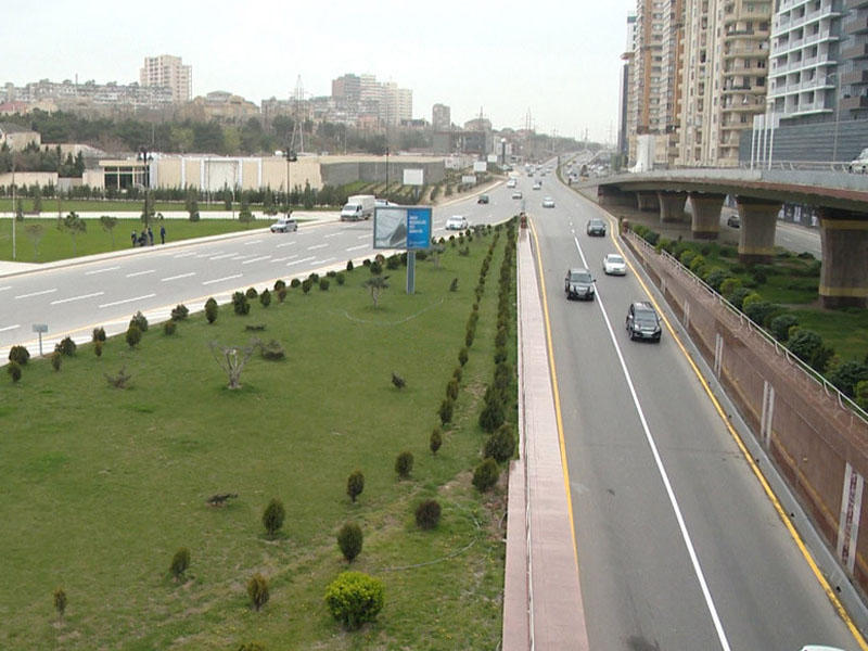 Tunelin üzərindən özünü atdı, avtomobilin üstünə düşdü - BAKIDA