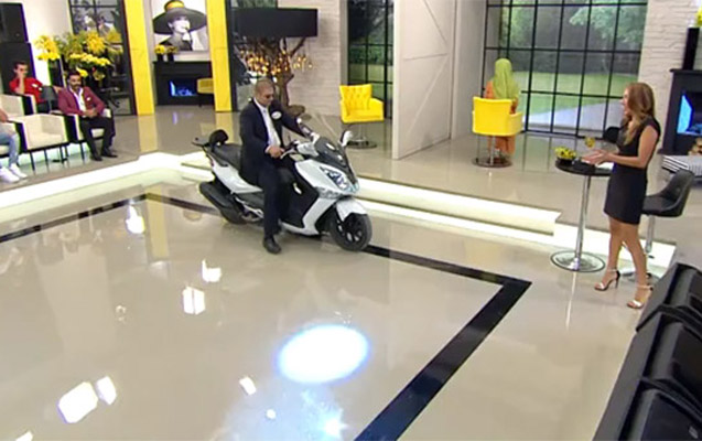 Qızı razı salmaq üçün canlı efirə motosikletlə gəldi - FOTOLAR