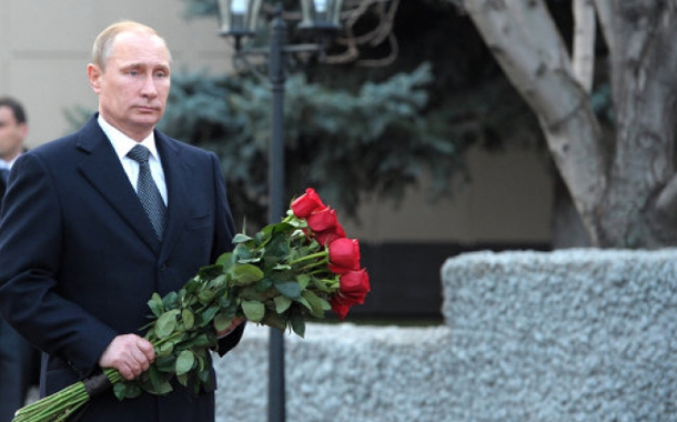 Putin Səmərqənddə Kərimovun qəbrini ziyarət etdi