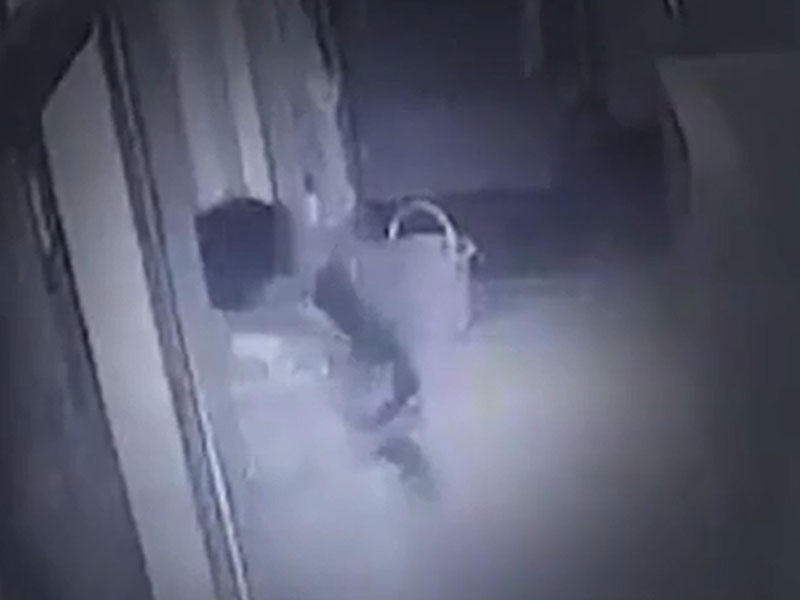 Xala 17 günlük bacısı oğlunu xəstəxananın damından tulladı - VİDEO