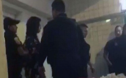 Klubda əxlaqsızlıq: Qadın hamının gözü qarşısında ərini... - FOTO