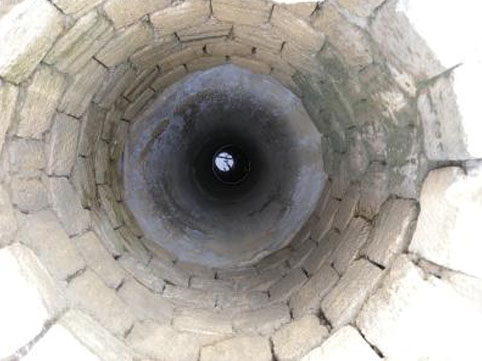 İki nəfər su quyusuna düşdü, boğuldu - Bakıda