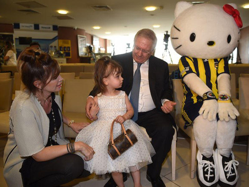 3 yaşlı qızın əlindəki çantanın qiyməti görənləri heyrətləndirdi - FOTO