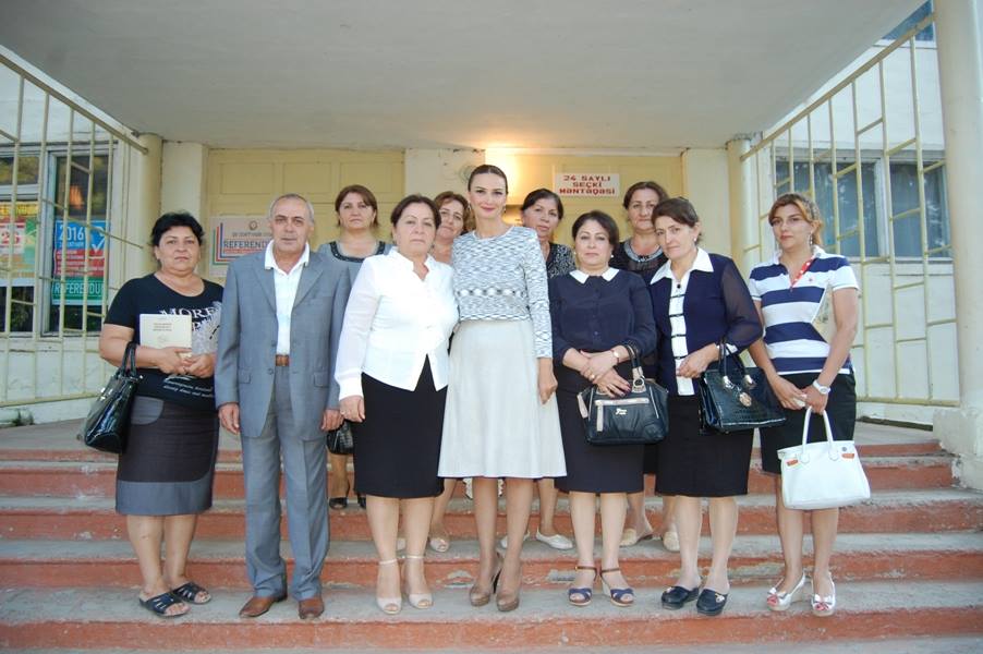 Millət vəkili güclü külək nəticəsində zərər dəymiş Qovlar şəhərində sakinlərlə görüşüb