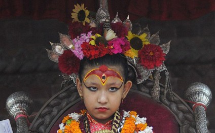 7 yaşlı qız Tanrı seçildi - FOTOLAR