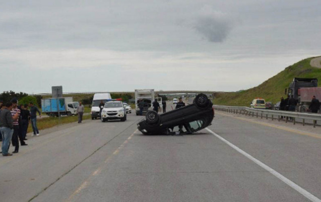 Sürücü maşını aşırdı - Özü və sərnişini öldü
