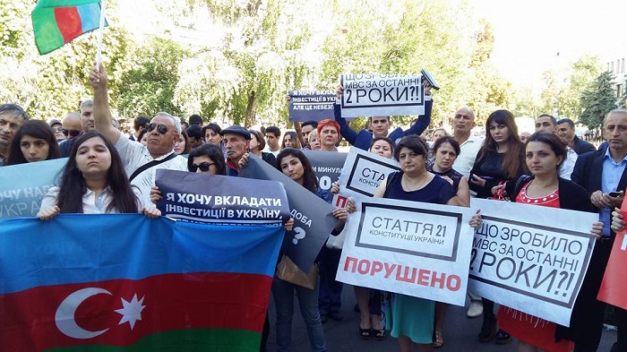 Azərbaycanlılar erməni nazirə qarşı etiraz edir - FOTOLAR