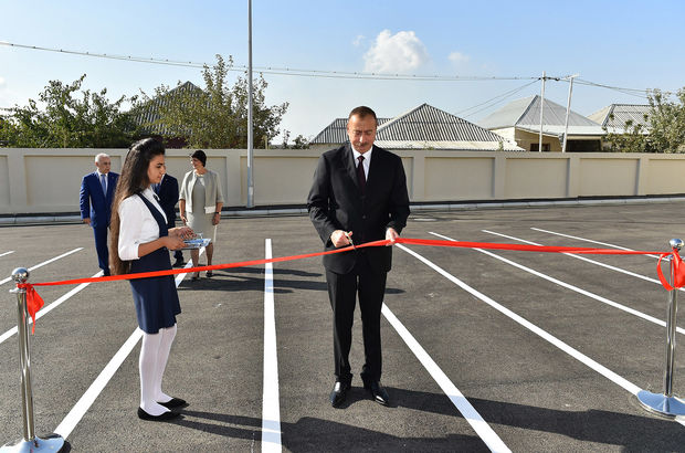 İlham Əliyev “Bilik günü” orta məktəbdə – FOTOLAR