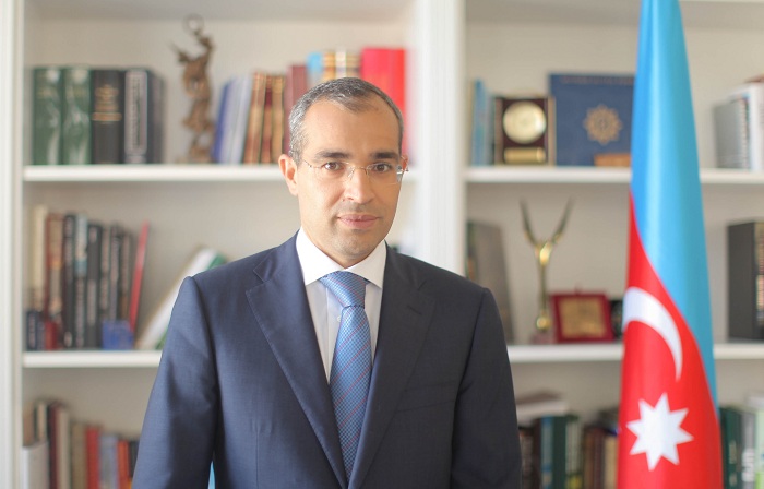 Nazir məktəbli formasından danışdı