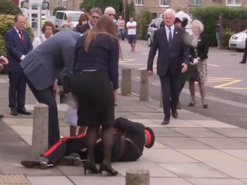 Yüksək rütbəli hərbçi yıxıldı, köməyinə şahzadə gəldi - VİDEO