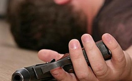 18 yaşlı oğlan özünü silahla vurdu - Beyləqanda