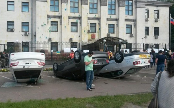 Rusiyanın Ukraynadakı səfirliyinə hücum Moskvanı hiddətləndirdi