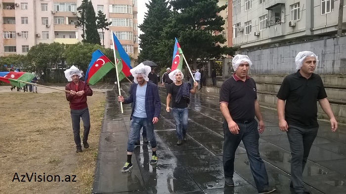 Mitinqdə bayrağımıza hörmətsizlik - FOTOLAR (Yenilənir)