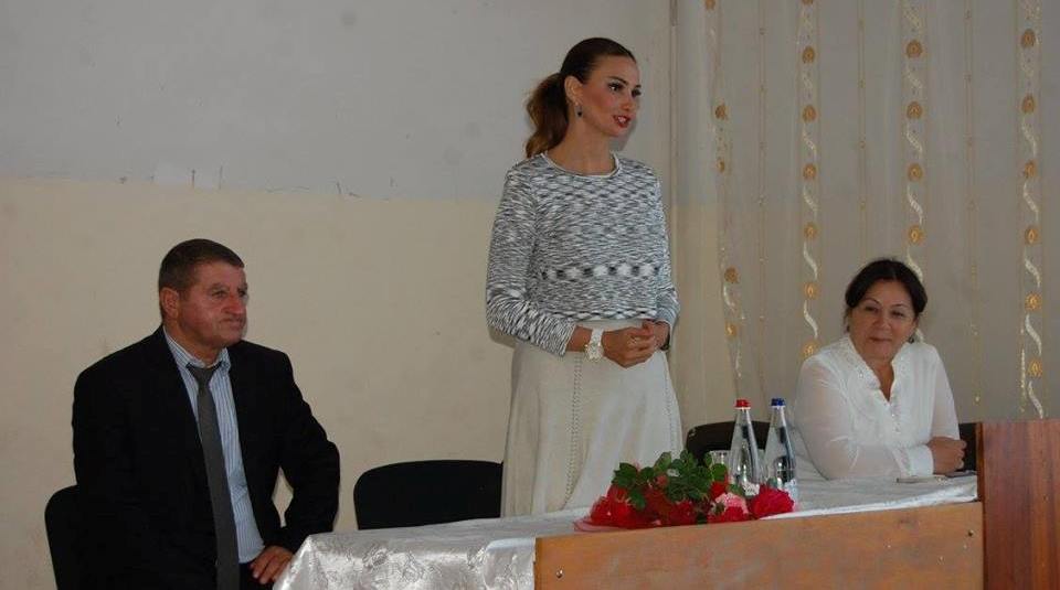 Qənirə Paşayeva Qovlarda müəllimlərlə görüşdü