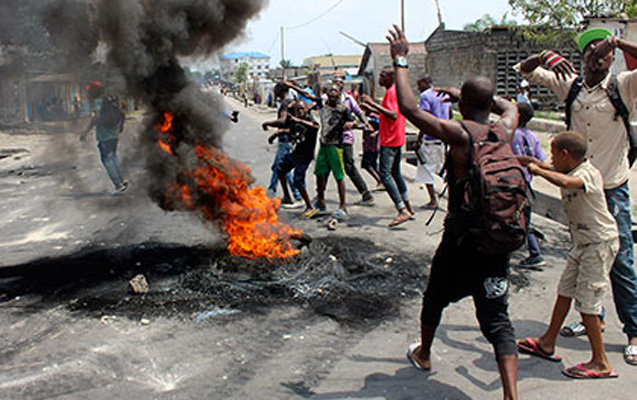 Konqoda aksiyada 17 nəfər öldü - Polislərdən biri yandırıldı