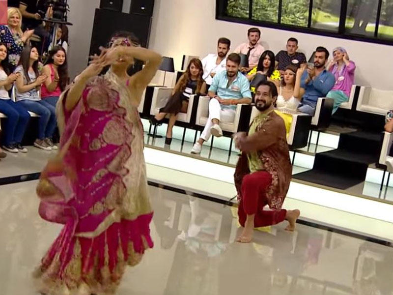 Azərbaycanlı qız Zuhal Topalın verilişində rəqs etdi - VİDEO