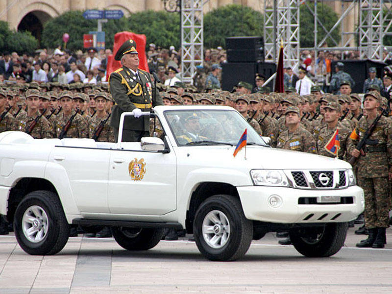 Ermənistanda hərbi parad zamanı DAVA
