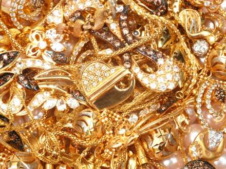 Yasamalda qadının mənzilindən yarım milyon manatlıq qızıl oğurlandı