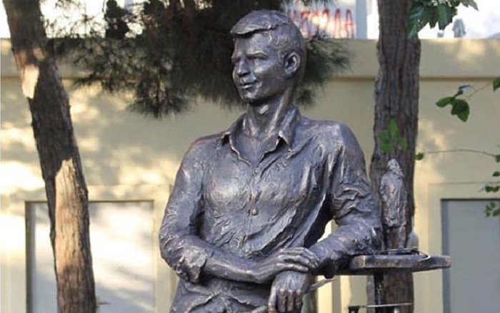 Müəllimi `2 aprel` şəhidinə heykəl qoydu - FOTOLAR