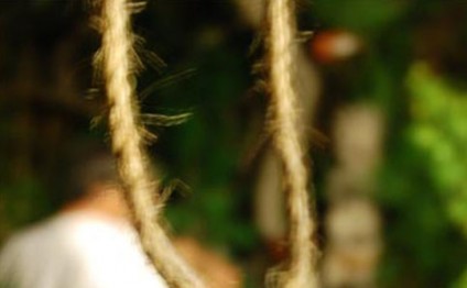 Məhkəmədən çıxıb özünü asdı - Şəkidə müəmmalı intihar