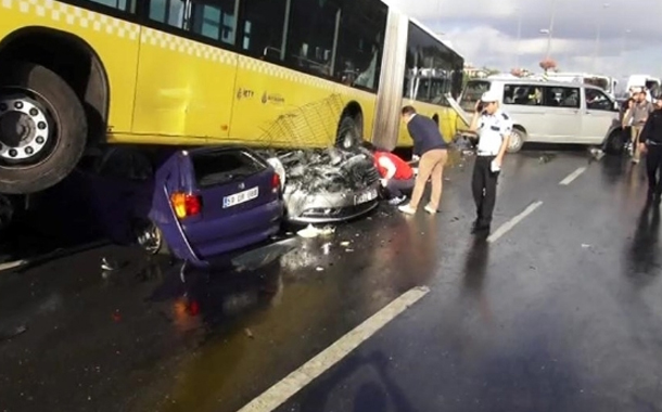 İstanbulda metrobus yoldan çıxdı — Yaralılar var - VİDEO