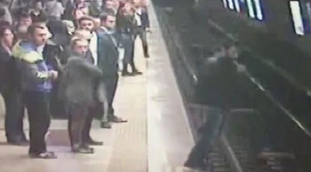 İstanbulda gənc özünü qatarın altına atdı – VİDEO