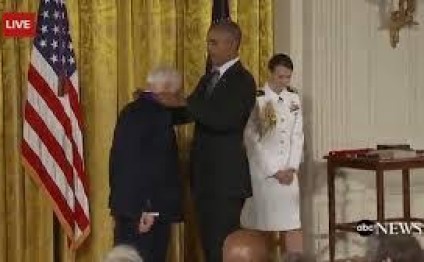 Obamanın şalvarını çıxarmaq istədilər – VİDEO