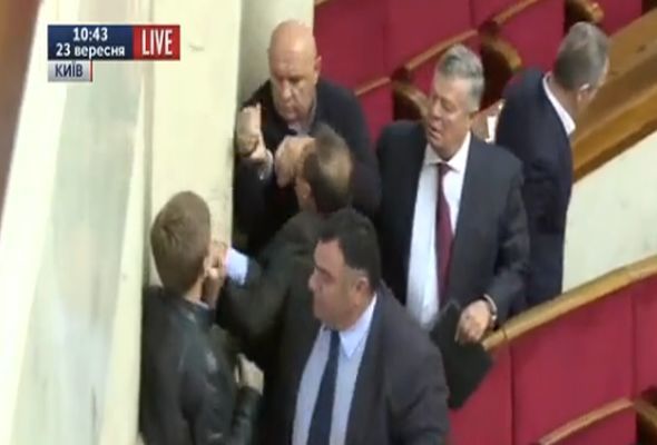 Radanın deputatları suxarı üstündə dalaşdılar - VİDEO