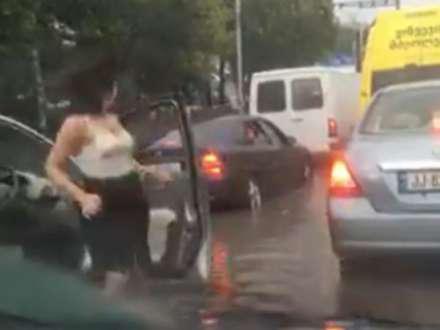 Yağışın yağmasına sevinən xanım yolun ortasında rəqs etdi - VİDEO