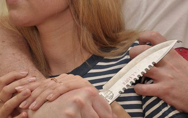 Salyanda 21 yaşlı qız bıçaqlanıb